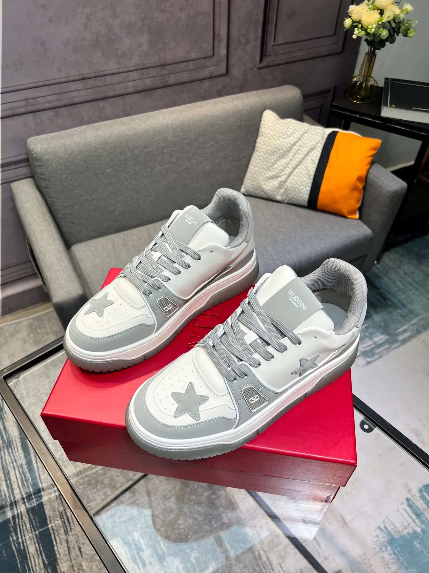 Men's Men's Shoes 💰660 Valentino 2023 early autumn new star shoes are now online! Wang Hedi and Ren Jialun have been worn by many celebrities. Who can refuse the same couple shoes as Wang Hedi! The design of Stars Stab My Heart is cool and spicy. The material of the shoes is cowhide, and every color is beautiful! Size 35-40, men’s size 39-44 (women’s 41, men’s 38, 45🉑️customized)